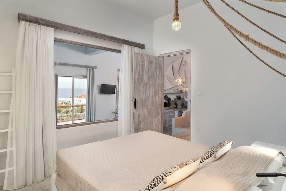 Poolfront One Bedroom Suite with Sea View