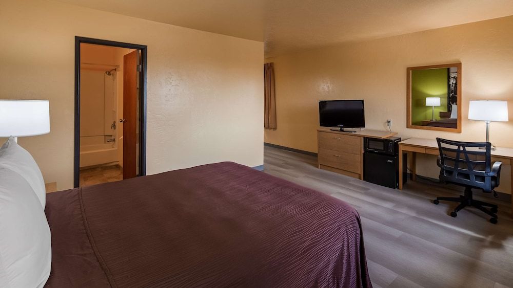 Suite, 1 Queen Bed, Non Smoking, Refrigerator & Microwave (Separate Living Room;with Sofabed)