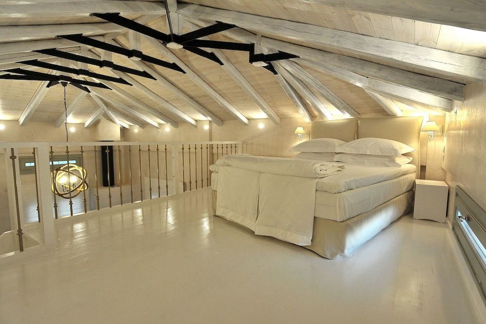 Villa (White)