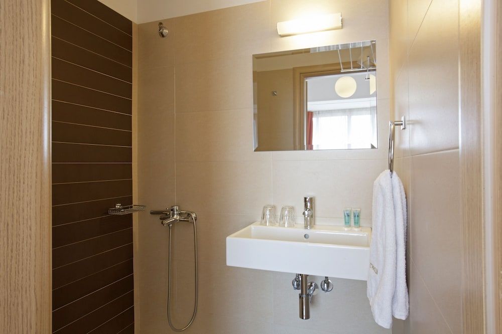 Metropolis Hotel Triple Room 5