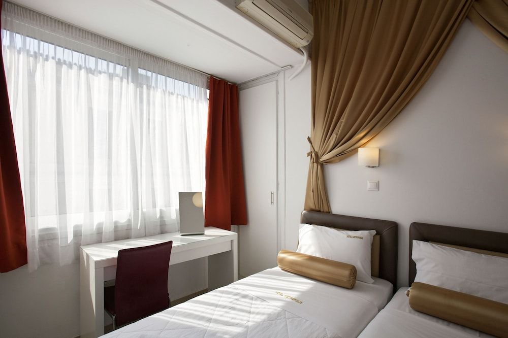 undefined Metropolis Hotel 8