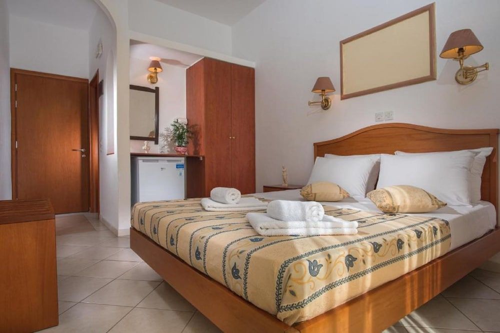 Meltemi Hotel Double Room, 1 Double or 2 Twin Beds, Partial Sea View 2