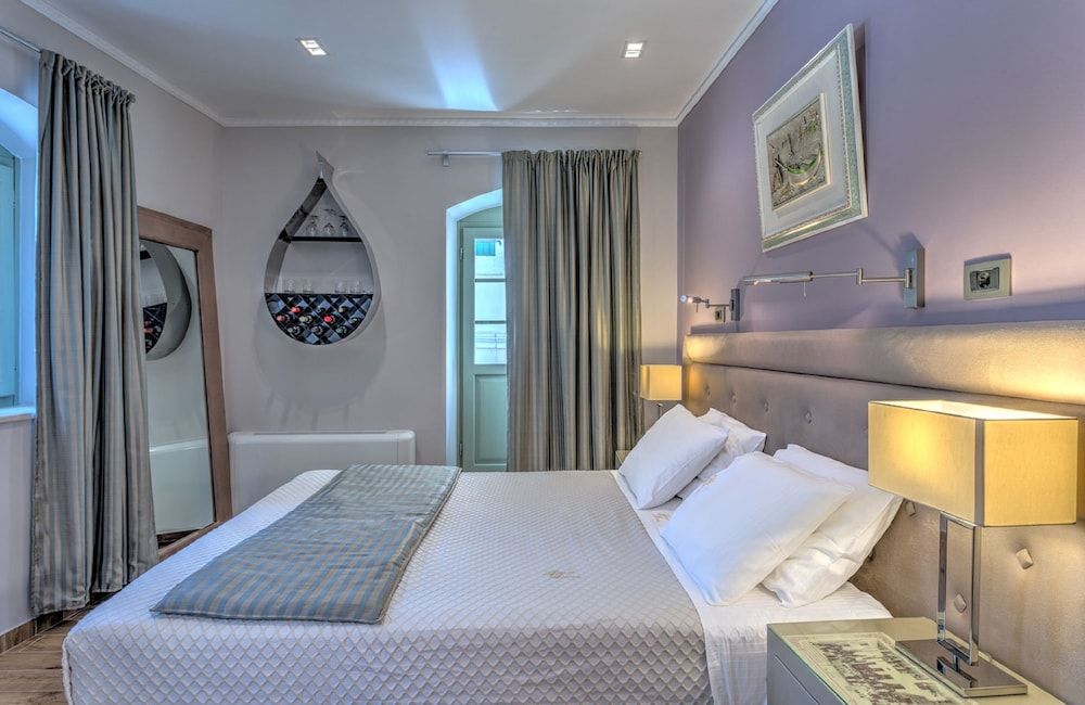 Maria - Athena Suite