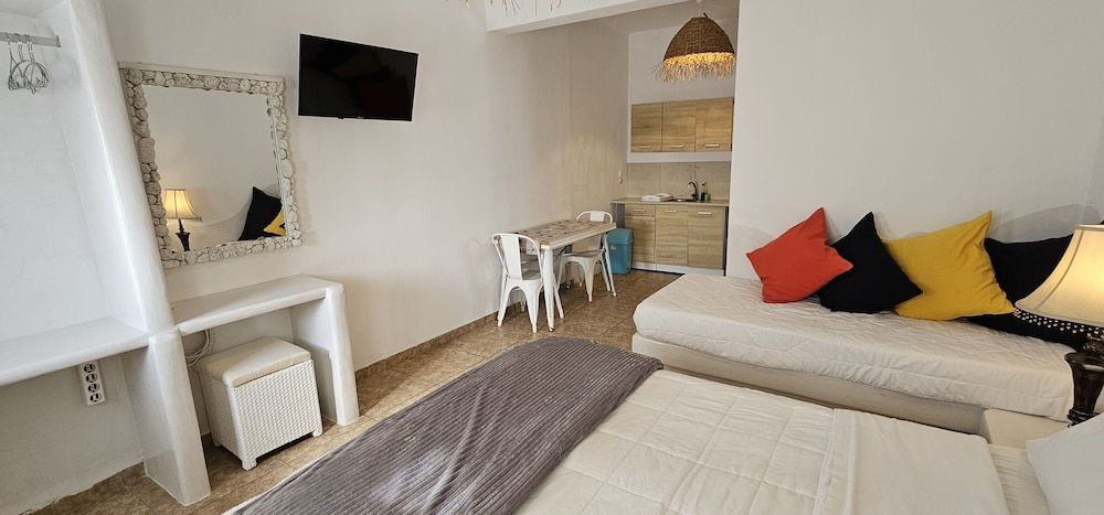 Pleasure Beachside Studios Double Room 8