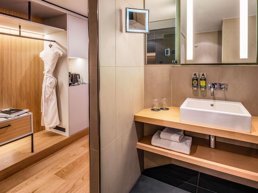 Le Louise Hotel Brussels - MGallery Superior Room, 1 King Bed, City View 6