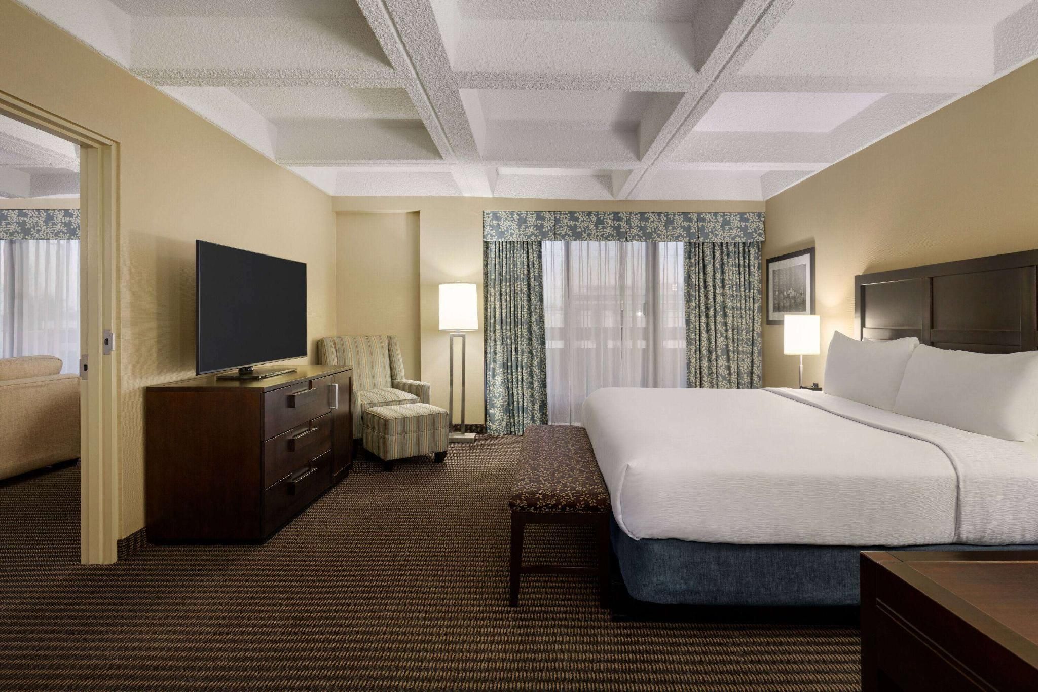1 Queen Bed, Suite, Non-Smoking