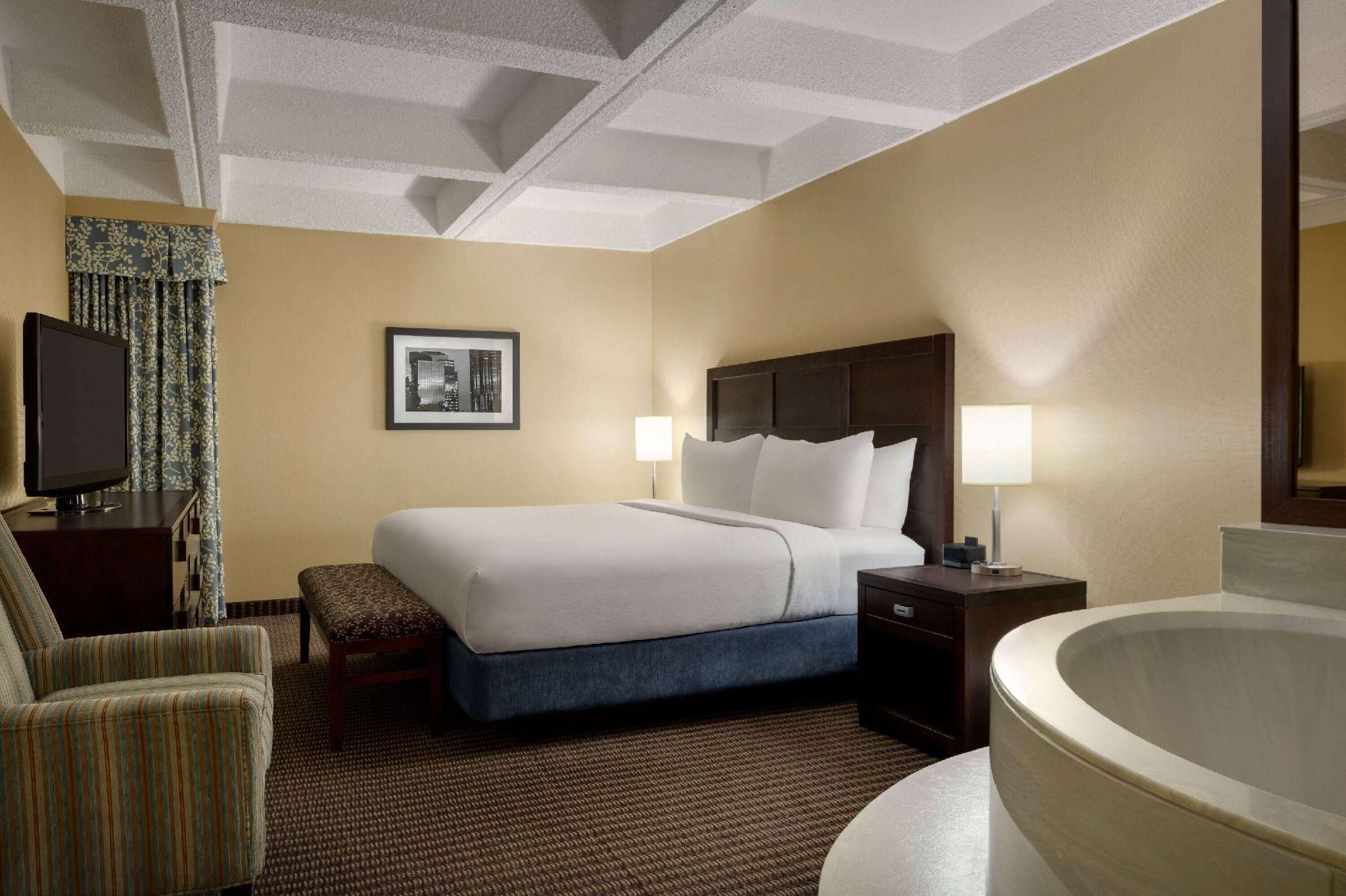 1 King Bed, Jetted Tub Suite, Non-Smoking