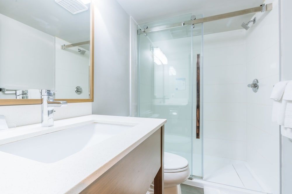 Best Western Plus Vancouver Airport Hotel Standard Room, 1 King Bed, Non Smoking (Shower Only) 4