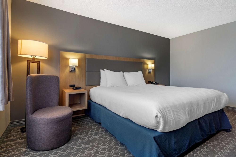 Best Western Plus Vancouver Airport Hotel Standard Room, 1 King Bed, Non Smoking (Shower Only) 3