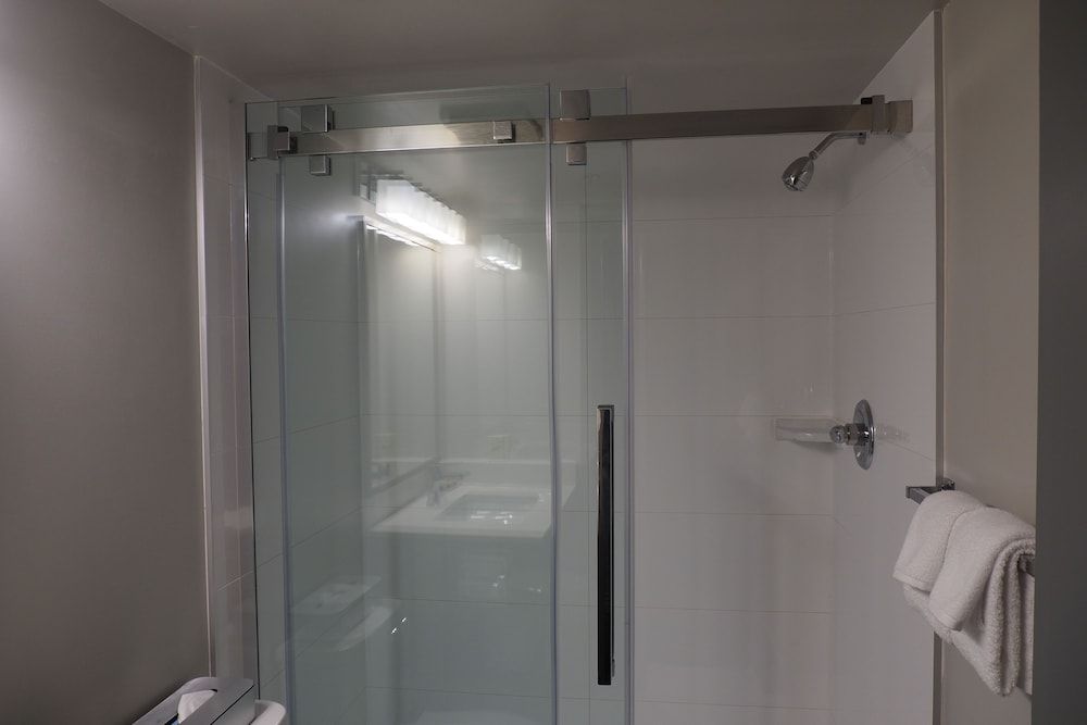 Best Western Plus Vancouver Airport Hotel Standard Room, 1 King Bed, Non Smoking (Shower Only) 5