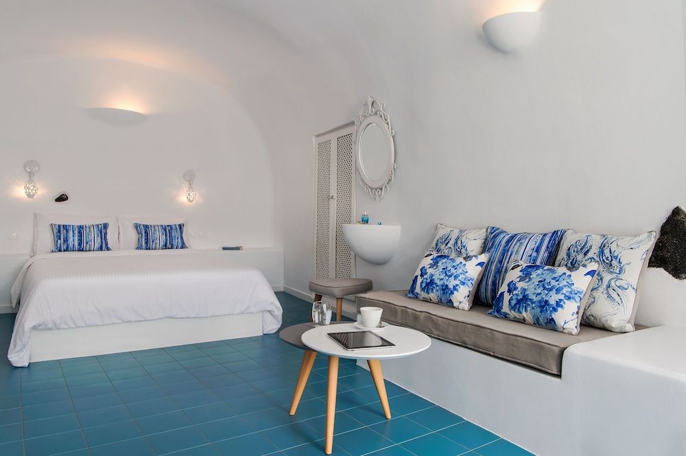 Villa Irini Fira Adults Only Junior Studio Suite, Heated Tub (Caldera View) 2