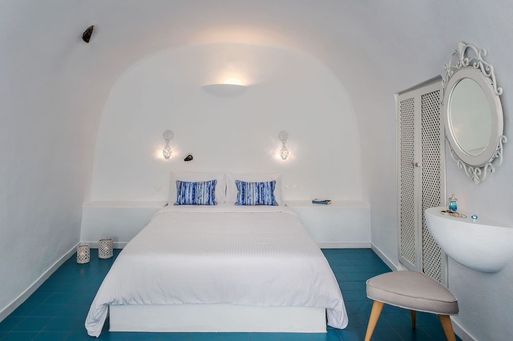Villa Irini Fira Adults Only Junior Studio Suite, Heated Tub (Caldera View) 3