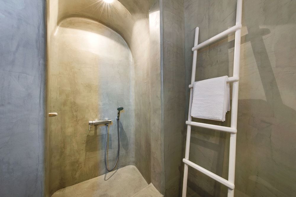 Villa Irini Fira Adults Only Junior Studio Suite, Heated Tub (Caldera View) 5