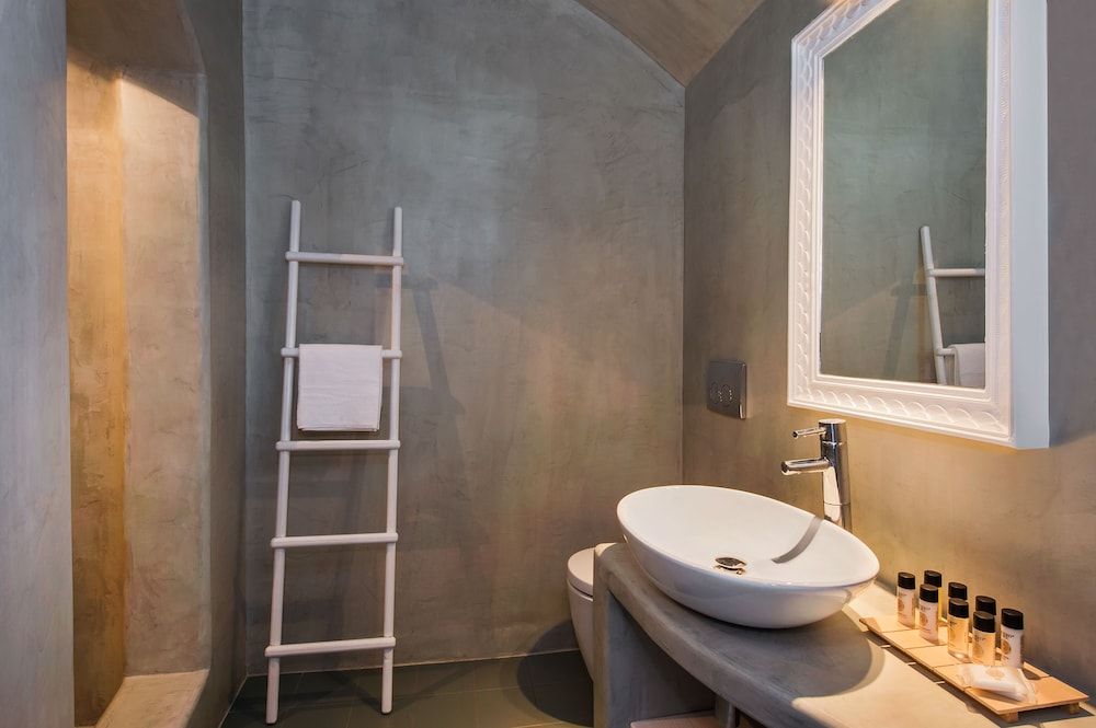 Villa Irini Fira Adults Only Junior Studio Suite, Heated Tub (Caldera View) 6