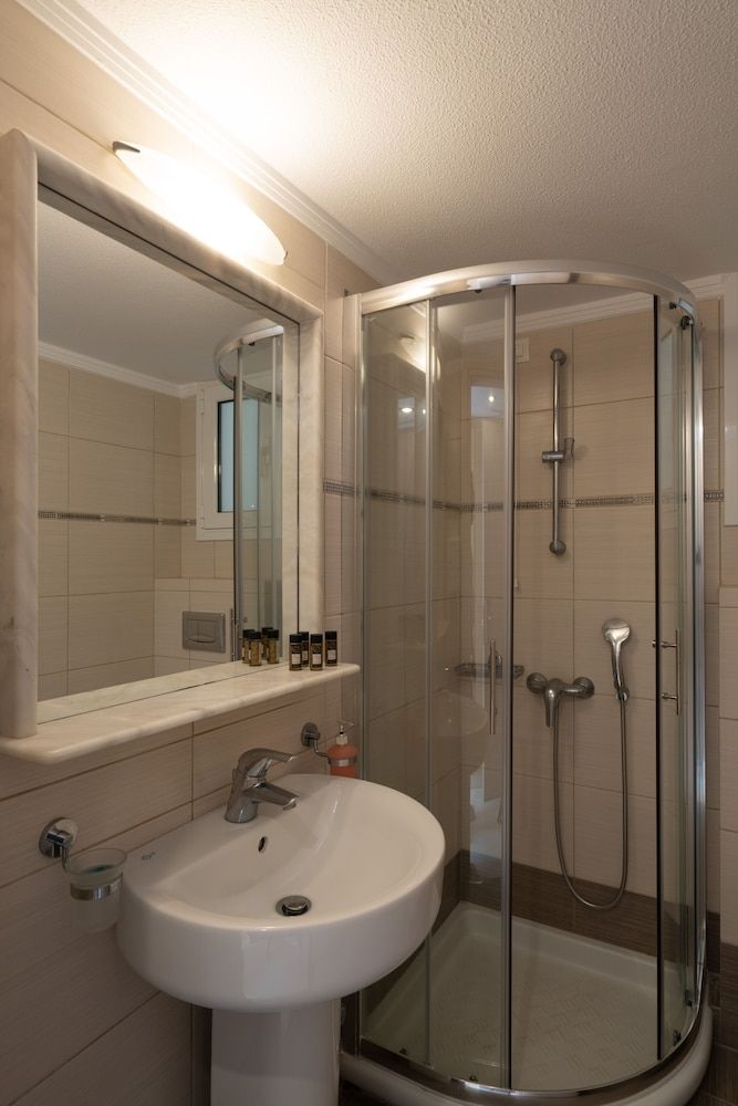 Sunshine Hotel Standard Room 7