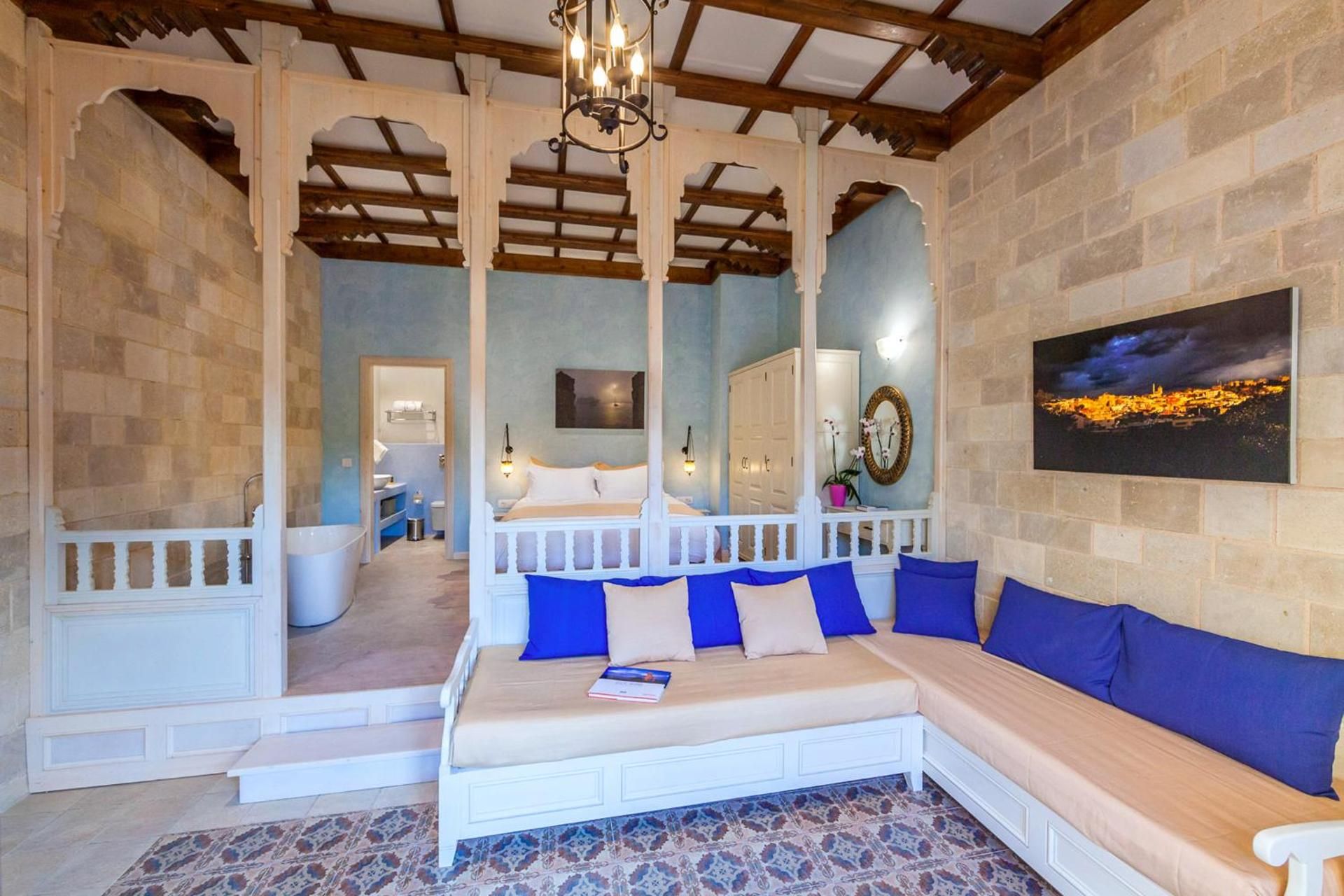 Grand Suite with Private Garden and Outdoor Hot tub (Panselinos)