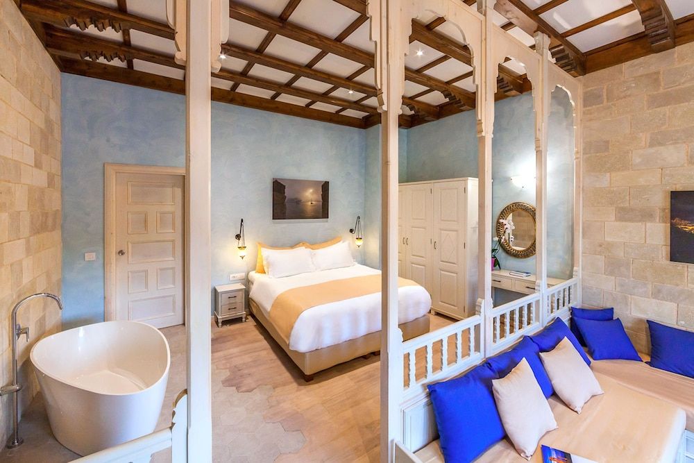 Grand Suite with Private Garden and Outdoor Hot Tub (Panselinos)