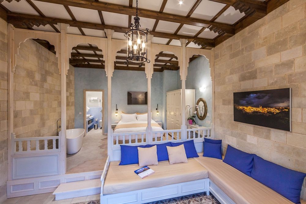 Grand Suite with Private Garden and Outdoor Hot Tub (Panselinos)