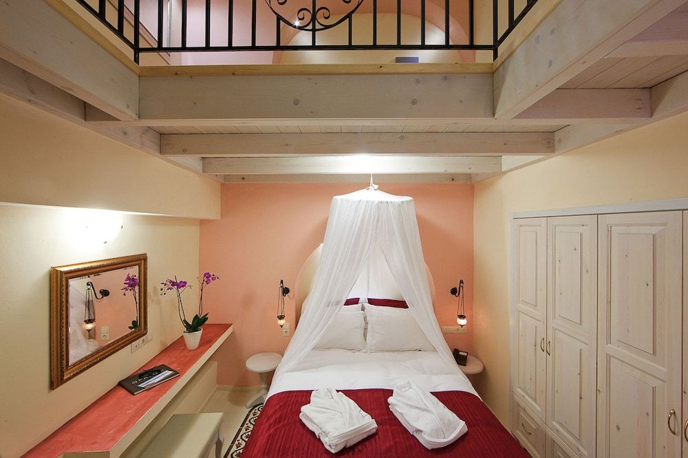 Master Suite, outdoor hot tub (Forms of Light)
