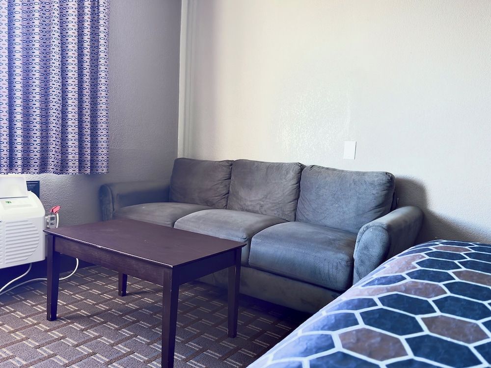 American Inn Cedar Rapids South Standard Double Room, 2 Queen Beds 13