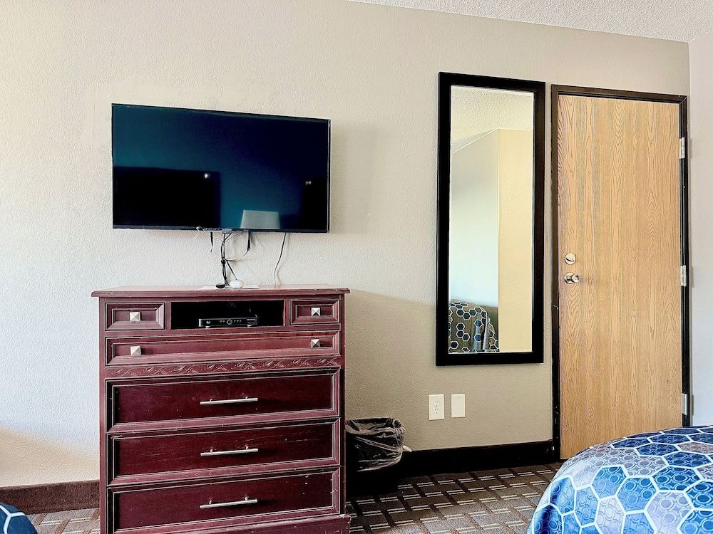 American Inn Cedar Rapids South Standard Double Room, 2 Queen Beds 16