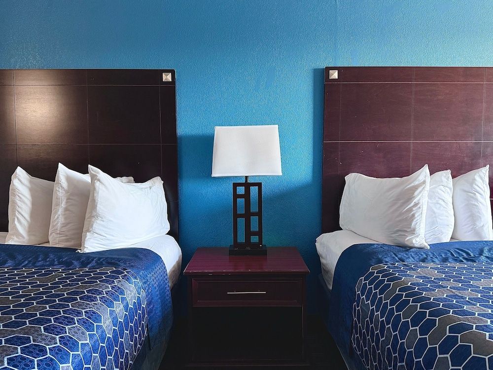 American Inn Cedar Rapids South Standard Double Room, 2 Queen Beds 3