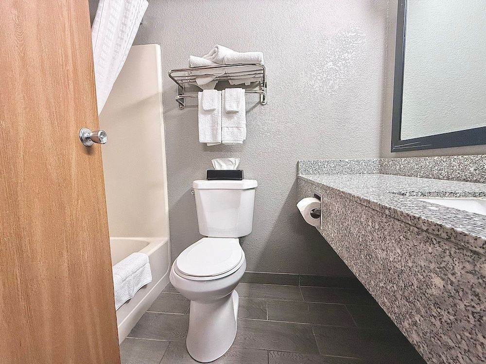 American Inn Cedar Rapids South Standard Double Room, 2 Queen Beds 7