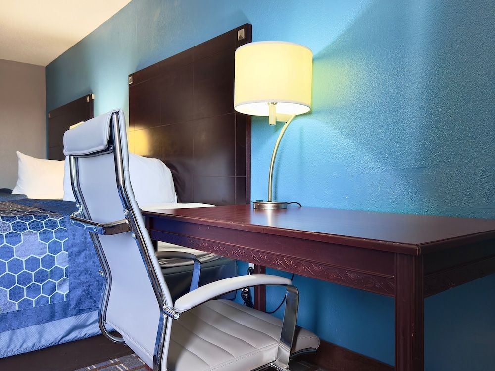 American Inn Cedar Rapids South Standard Double Room, 2 Queen Beds 12