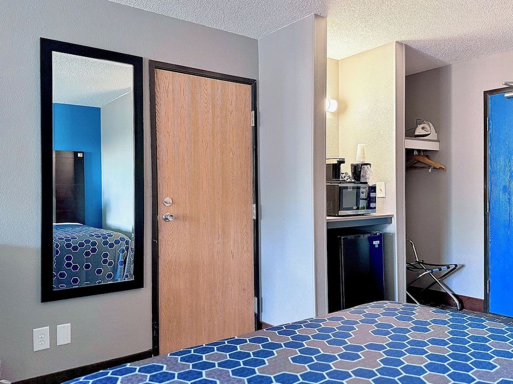 American Inn Cedar Rapids South Standard Double Room, 2 Queen Beds 14