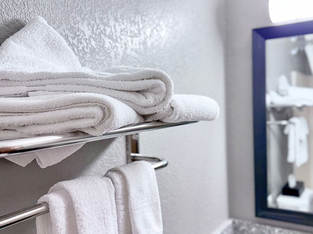 American Inn Cedar Rapids South Standard Double Room, 2 Queen Beds 11