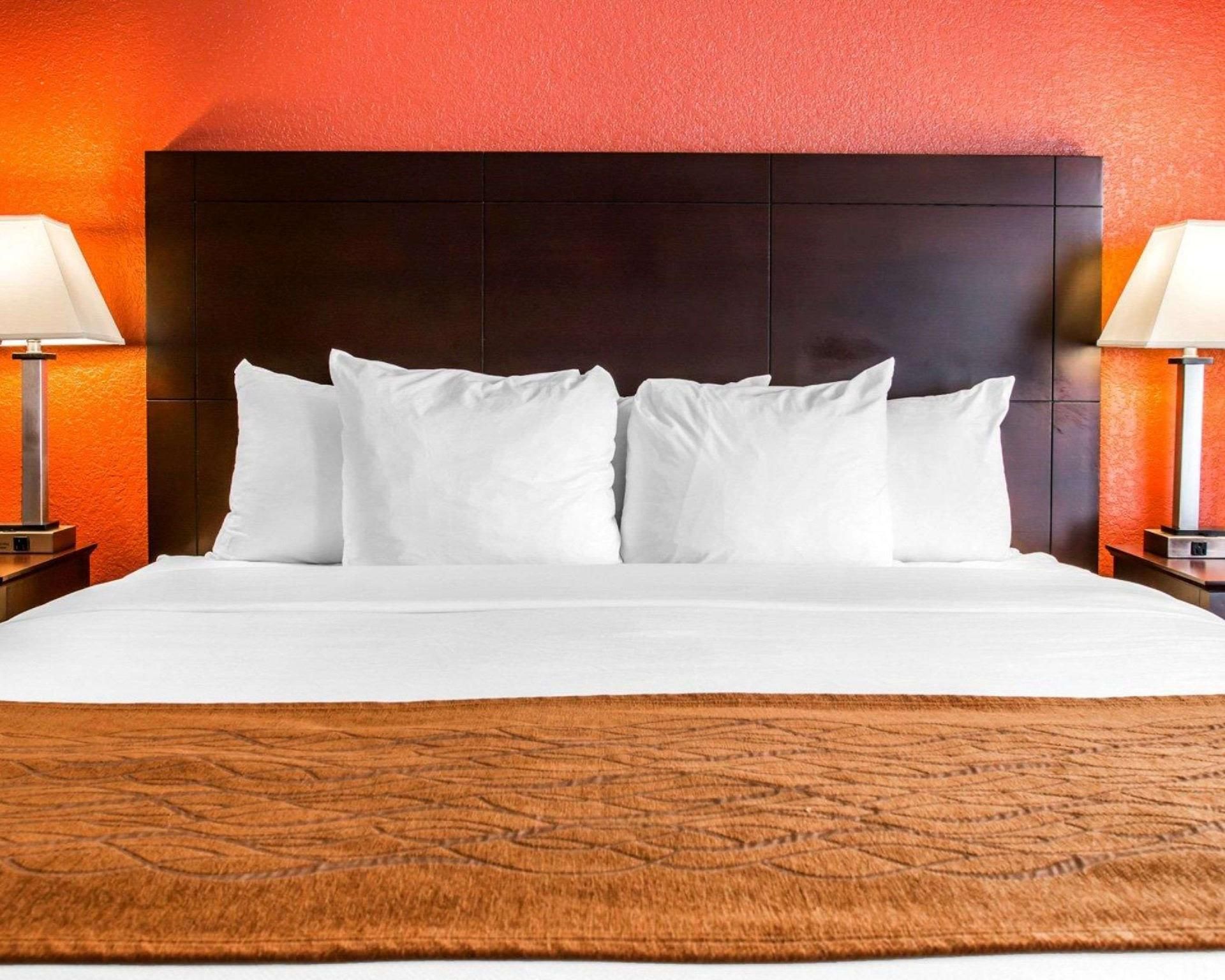 1 King Bed, Nonsmoking, Accessible