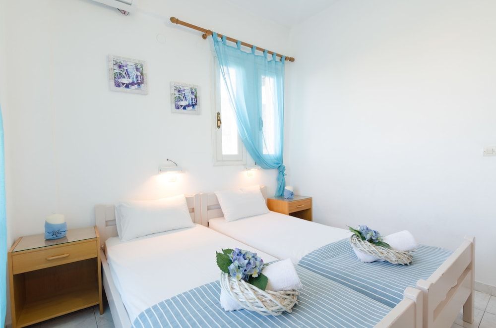 Studio, 3 Twin Beds