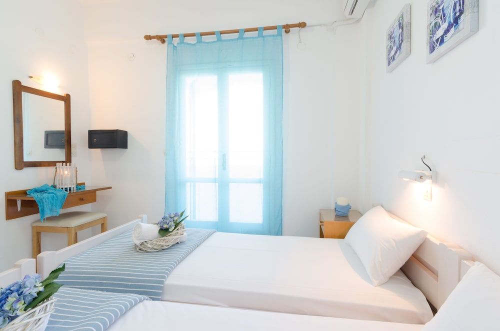 Studio, 3 Twin Beds