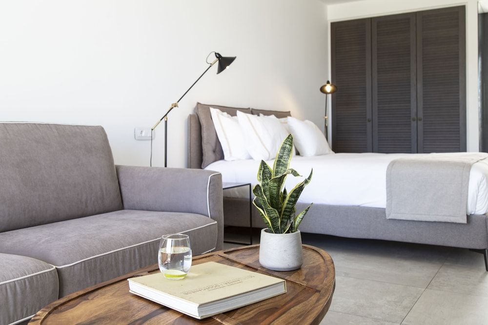 Design Suite, Private Pool