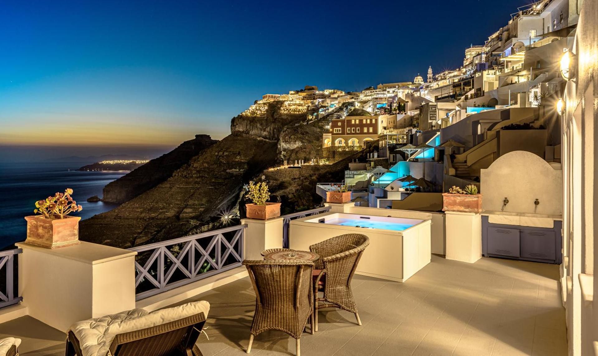 Deluxe Two-Bedroom Apartment with Caldera View and Hot Tub