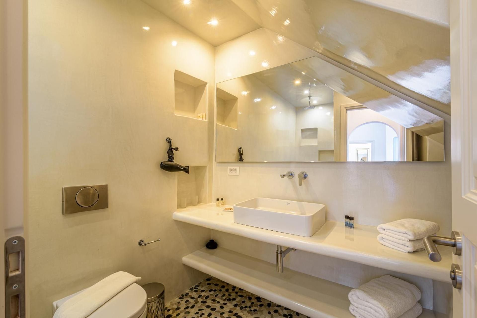 One-Bedroom Apartment with Caldera View and Hot Tub (Gray)