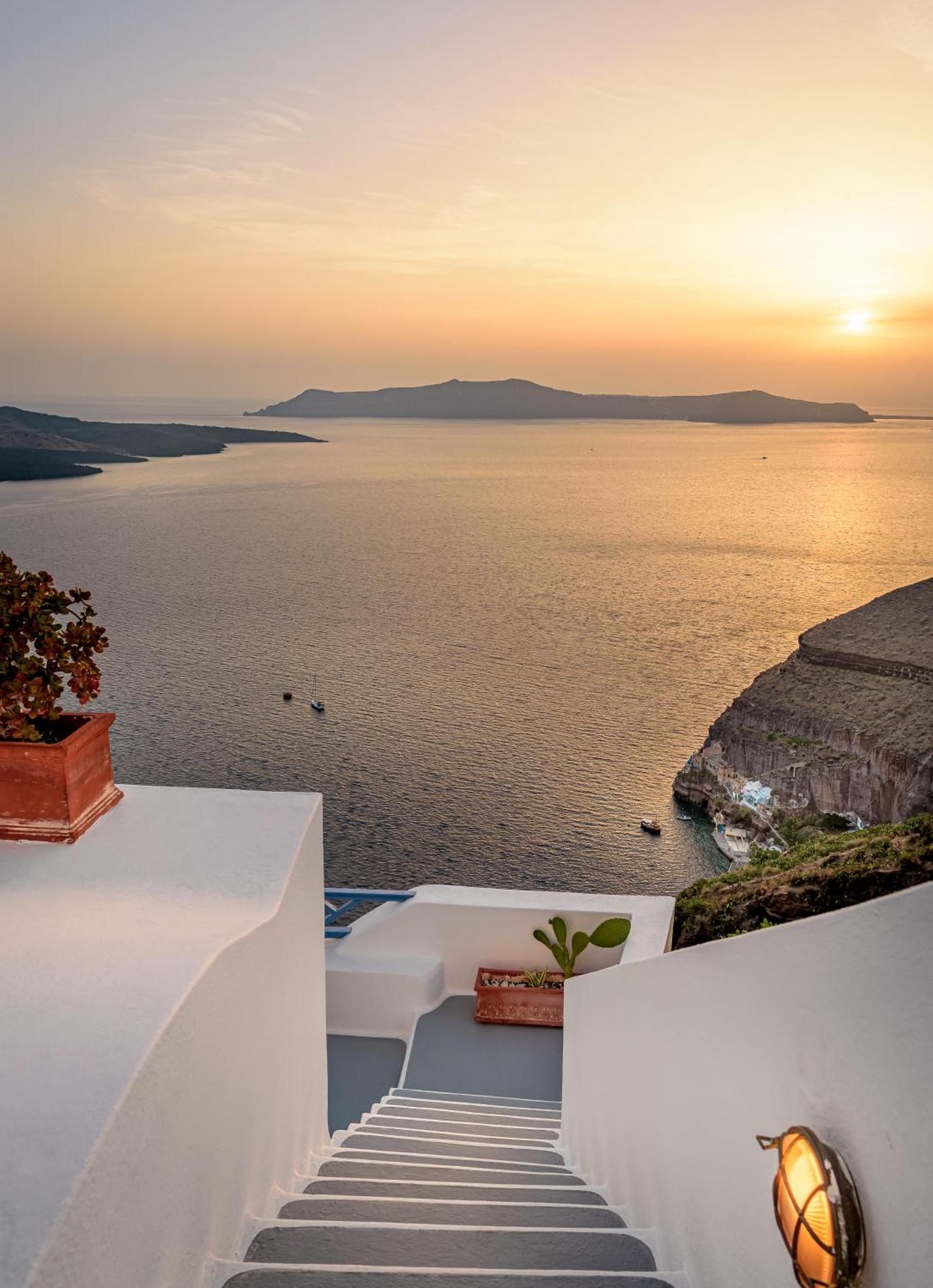 Deluxe Suite - Split Level with Caldera View and Hot Tub