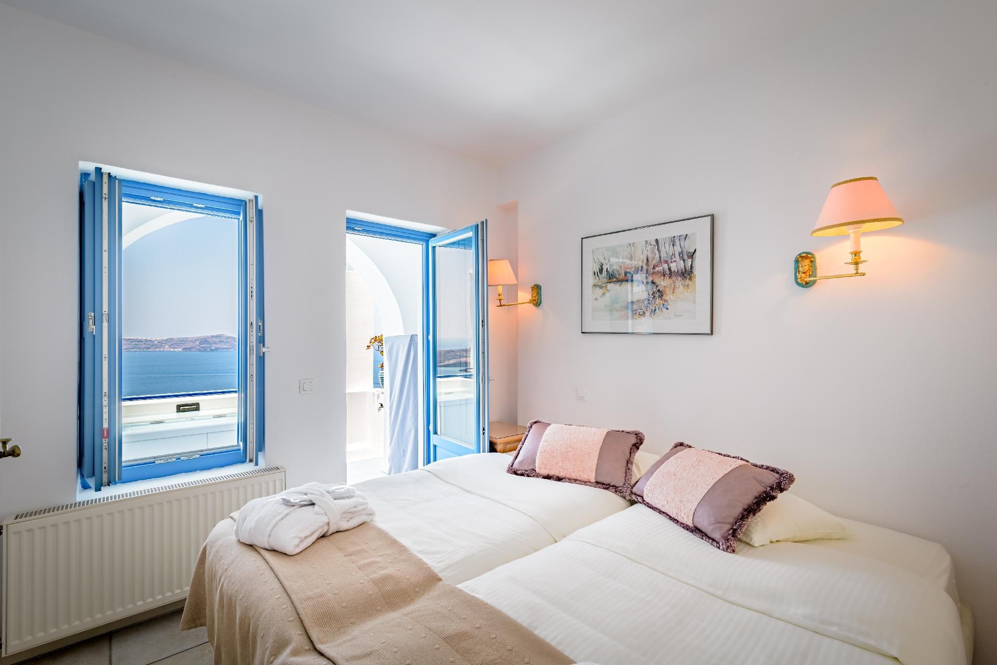 Goose: Apartment with Hot Tub and Caldera View