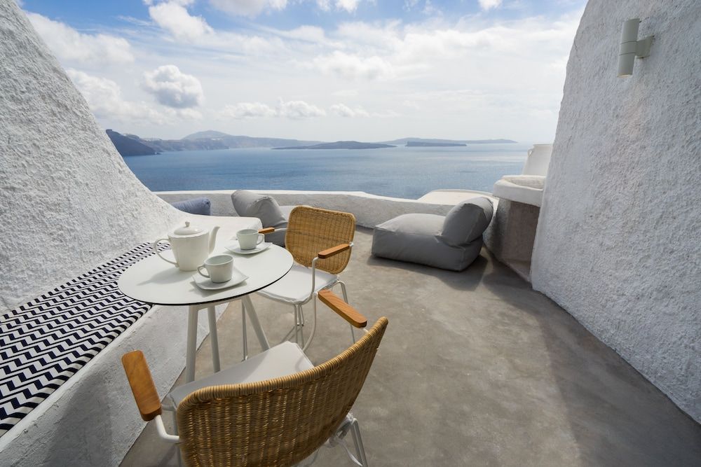 Gaia Suites Azure Suite with Caldera View 3