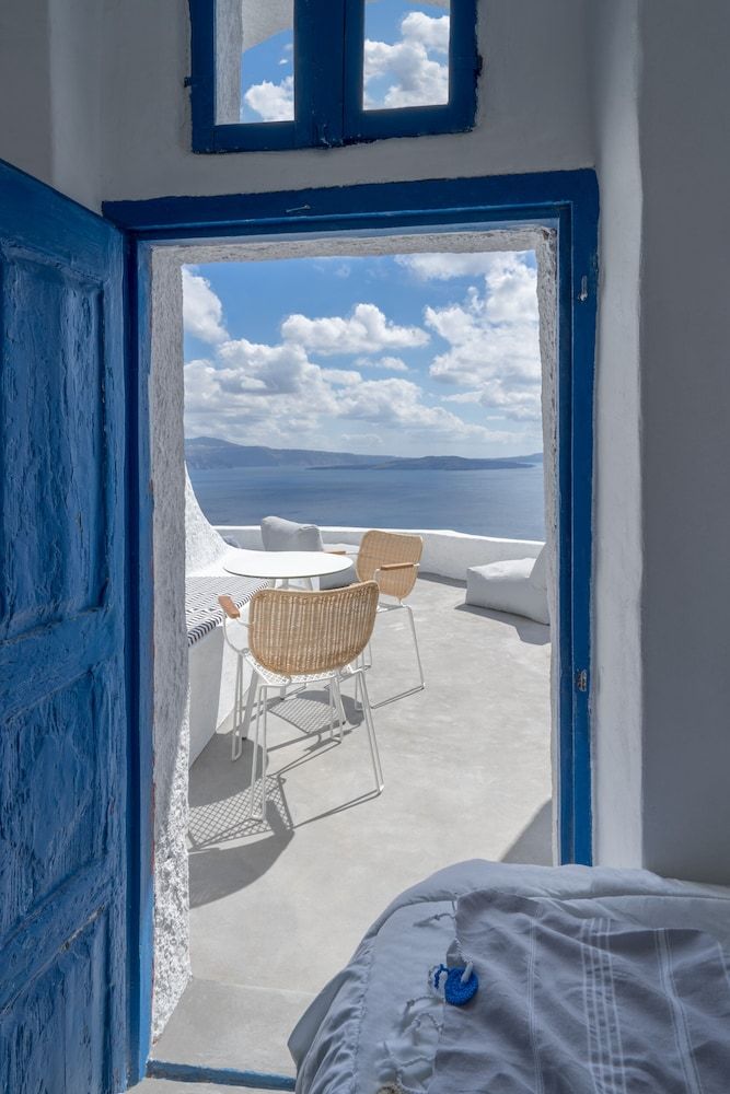 Gaia Suites Azure Suite with Caldera View 5