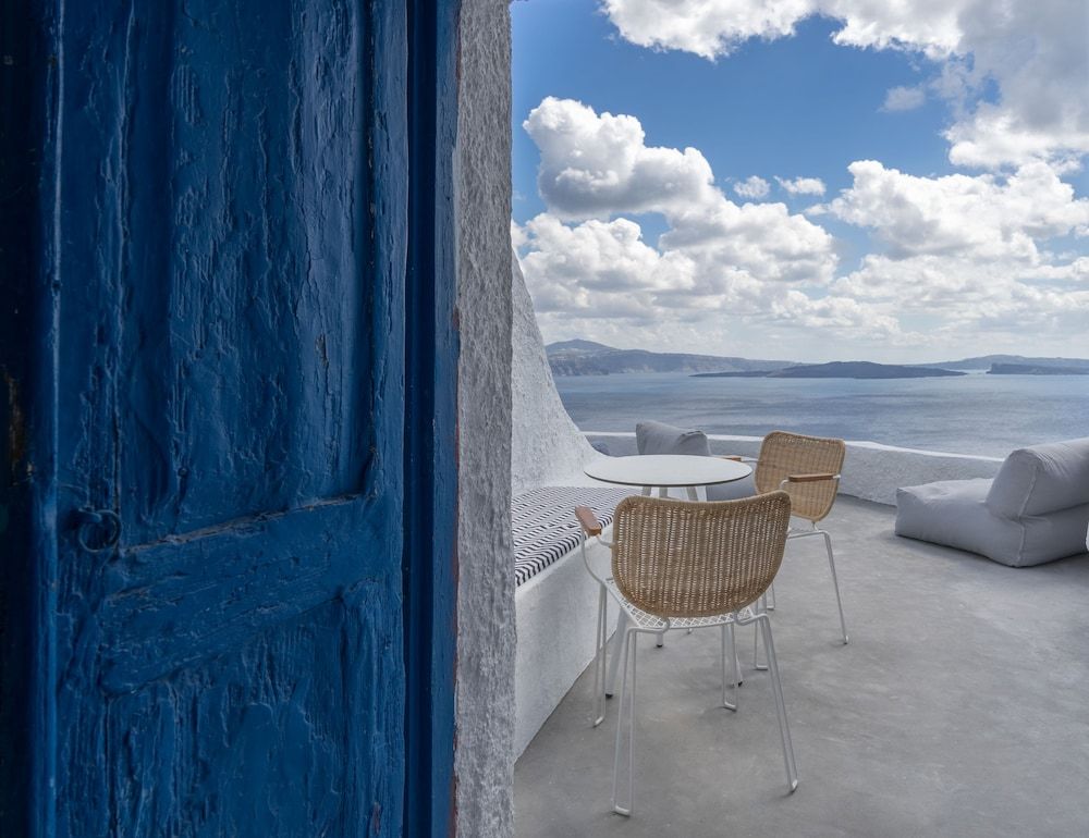 Gaia Suites Azure Suite with Caldera View 4