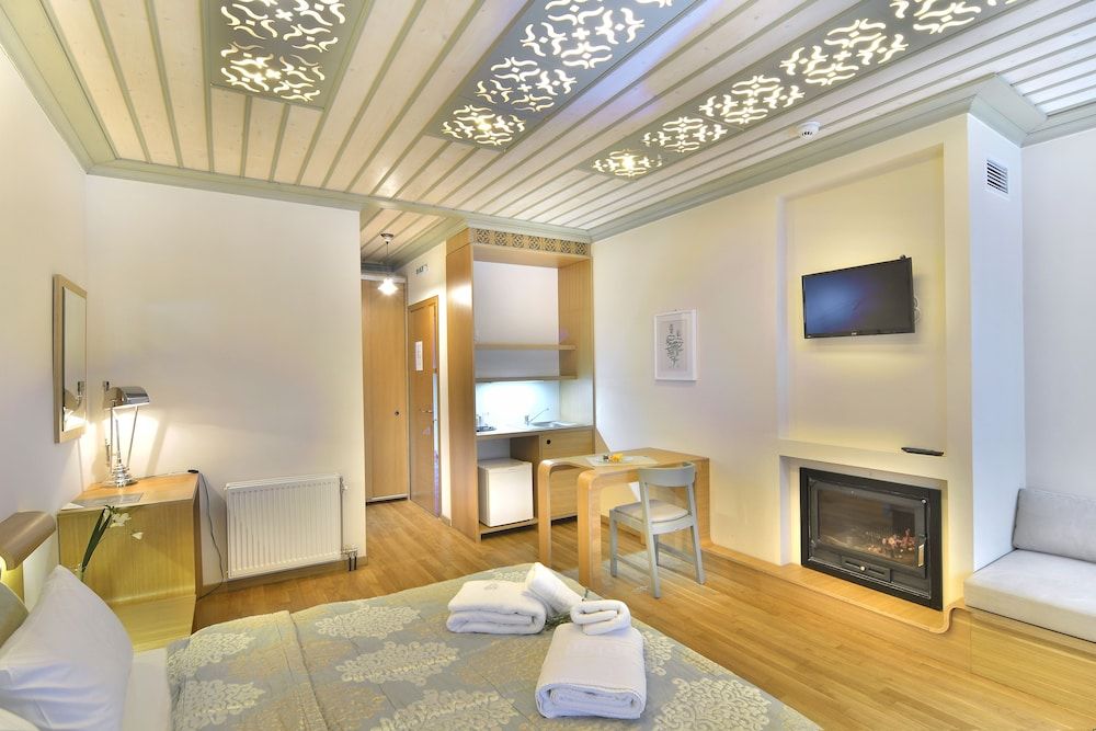 Dilofo Hotel Luxury Suites Superior Suite, Fireplace 11