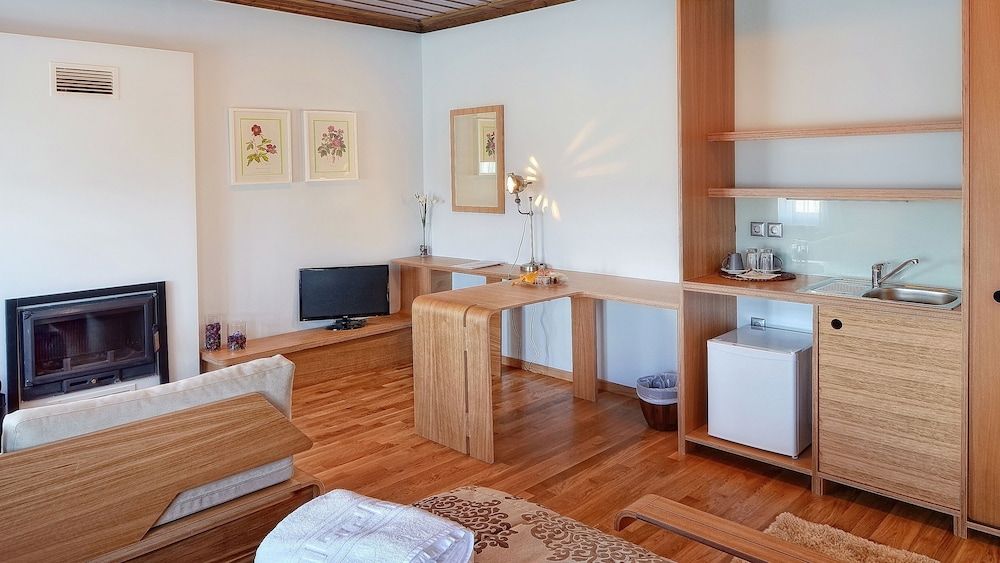 Dilofo Hotel Luxury Suites Executive Suite, Fireplace, Mountain View 13