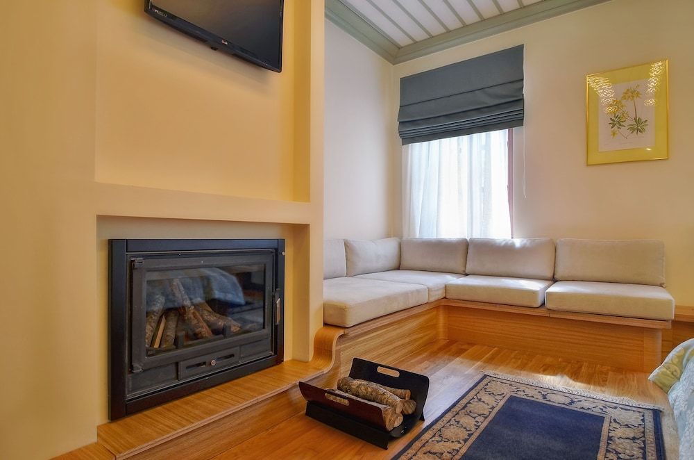 Dilofo Hotel Luxury Suites Superior Suite, Fireplace 12