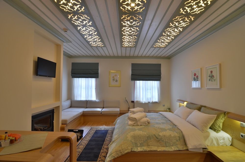 Dilofo Hotel Luxury Suites Superior Suite, Fireplace 3