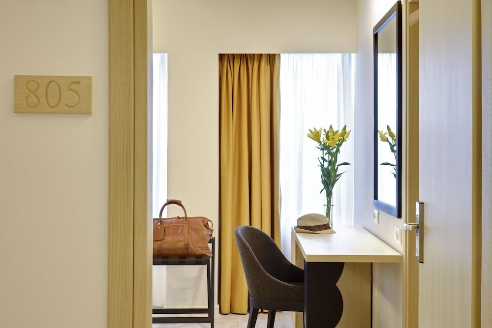 Athens Avenue Hotel Superior Triple Room 4