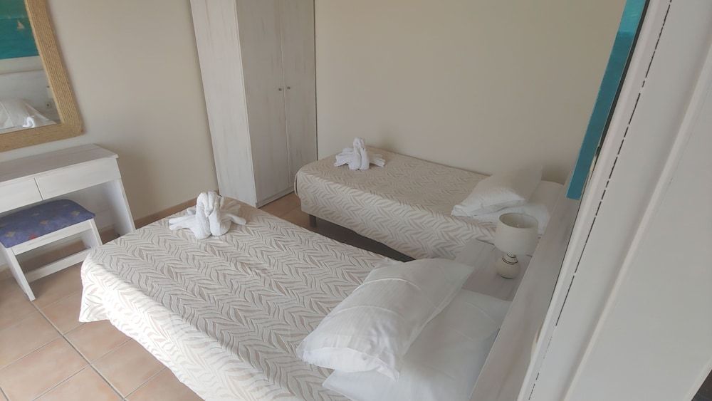 No6 Second Floor Apartment single beds