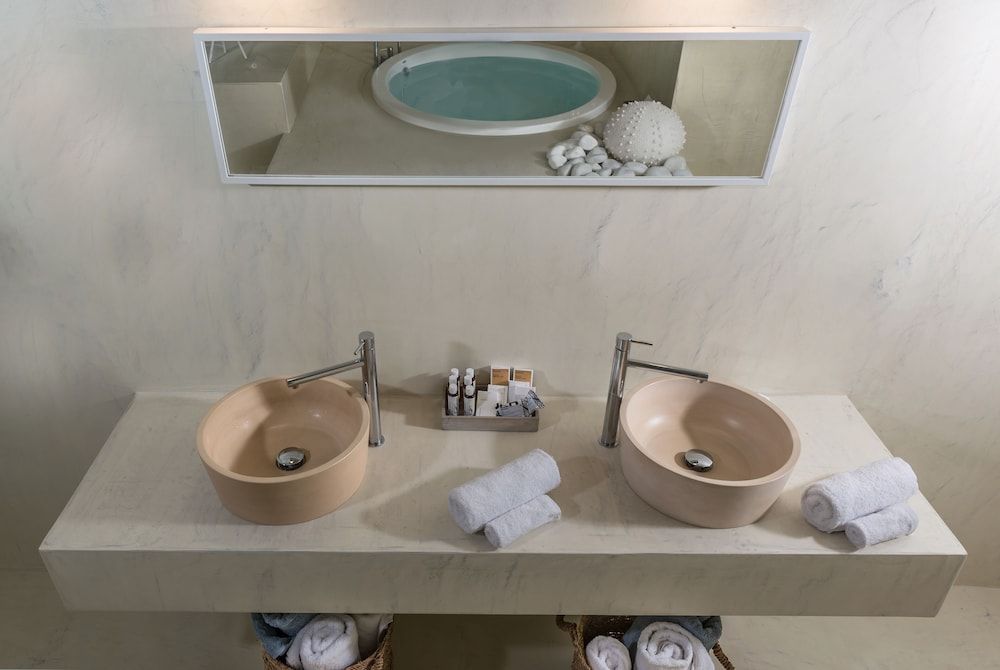 Mythical Blue Luxury Suites Senior Suite (Heated Outdoor Plunge Pool and Indoor Jacuzzi) 10