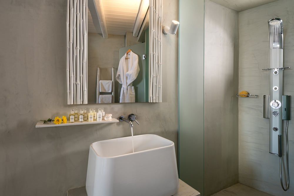 Mythical Blue Luxury Suites Senior Suite (Heated Outdoor Plunge Pool and Indoor Jacuzzi) 9