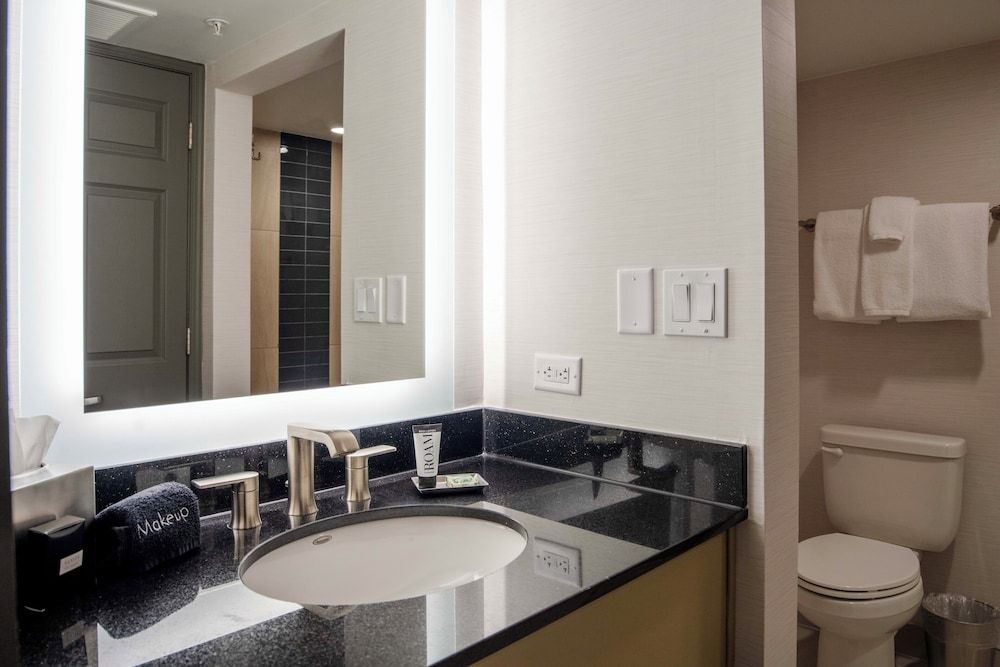 Hotel 43 Standard Room, 1 King Bed (Capitol Room)